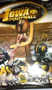 POSTER CALCIO VINTAGE 2004 IOWA unifacciale, 24"x18" OTTIME CONDIZIONI! - Foto 1 di 1