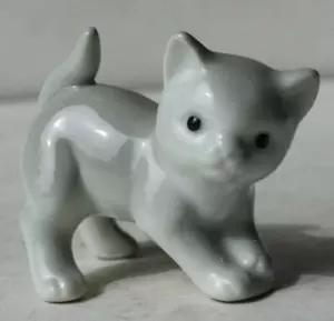 Statuina Gatto Gattino Tutto Bianco Posa Giocosa Ceramica Porcellana OMC Made in Japan - - Foto 1 di 1