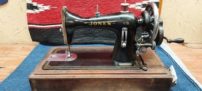 Máquina de costura Jones Family CB manivela manual com base.   Sem TOP - Imagem 1 de 4