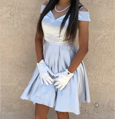 Vestido plateado al hombro con bolsillos ocultos muy elegante para cualquier ocasión Foto 1 de 4