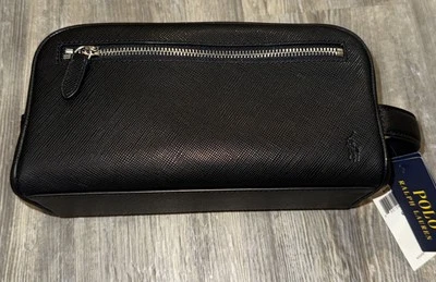 Nuevo con etiquetas Estuche de Viaje Polo Ralph Lauren Para Hombres Cuero Negro Cremallera Plateada Precio de venta sugerido por el fabricante 128 USD Foto 1 de 4