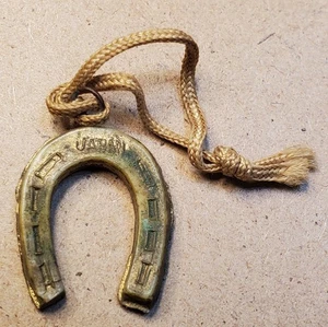 GOLDEN HORSESHOE celluloid gumball charm not Cracker Jack ML047 - Picture 1 of 2