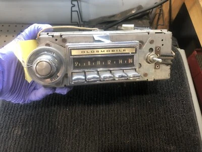 Oldsmobile Cutlass Am 1970 radio pulsador con una perilla Foto 1 de 4