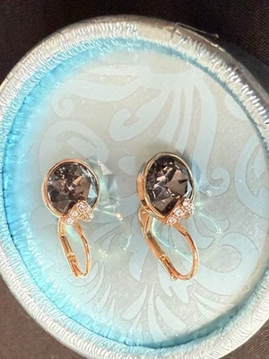 Brincos femininos elegantes de cristal Swarovski tom dourado - Imagem 1 de 4