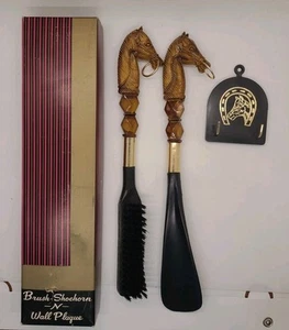 Set spazzola e corno scarpe abbigliamento testa di cavallo vintage nero e marrone con appendiabiti da parete - Foto 1 di 10