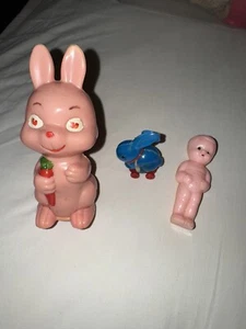 Vintage Lot Hartplastik rosa Häschen 6" Reibung Schiebespielzeug auf Rädern, Puppe usw. - Bild 1 von 14