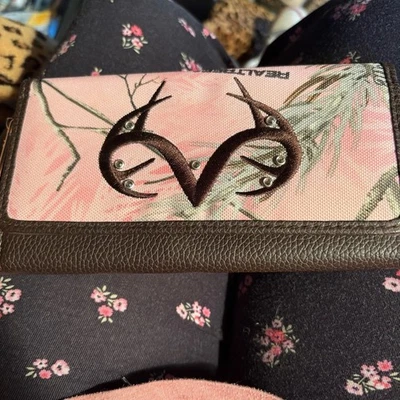Cartera Realtree con cuerno rosa y marrón Foto 1 de 4