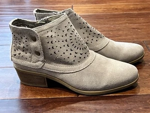 Baretraps Gaige Gray Suede Women's 8.5 W Zip Laser Cut Ankle Cut Boot Booties - Picture 1 of 11
