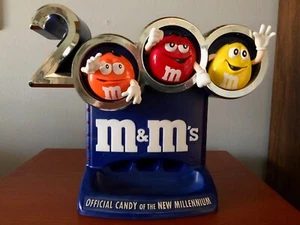 DISPENSER CARAMELLE UFFICIALE M&M MILLENIUM 2000 SI ACCENDE (NO CARAMELLE INCLUSE) - Foto 1 di 5