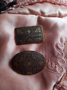 2 traditionelle geometrische Muster DAMASZENER Broschen, Vintage Posaunenverschluss. - Bild 1 von 6