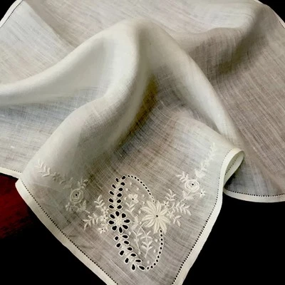 Pañuelo de boda de lino blanco bordado a mano con bordes satinados Madeira floral de colección Foto 1 de 4