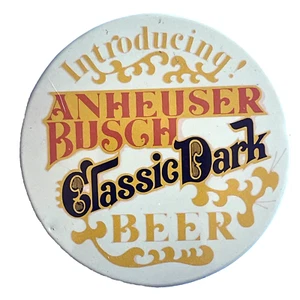 BOTÓN PINBACK CERVEZA VINTAGE 3 PULGADAS ANHEUSER-BUSCH "INTRODUCCIÓN CLÁSICO OSCURO" - Imagen 1 de 2