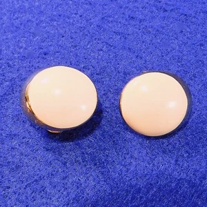 Orecchini Vintage MONET Nodo Smaltato Beige Accenti Tono Oro Clip On Anni 60 - Foto 1 di 5