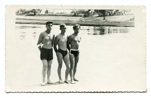 Torta di manzo senza camicia bella giovane uomo rigonfiamento spiaggia affettuosa gay foto vintage - Foto 1 di 2