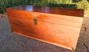 Cassapanca vintage anni 70 fatta a mano in legno duro con vassoio staccabile portaoggetti - Foto 1 di 12