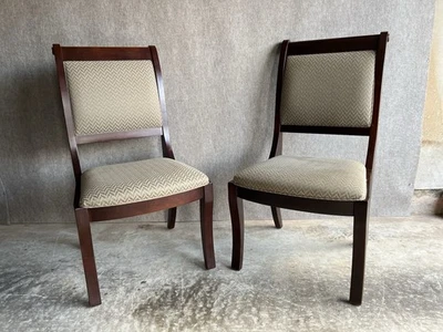 Un par de sillas laterales tapizadas Bassett Louis Philippe beige/azul marino Foto 1 de 4