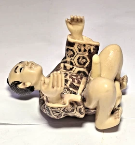Statuina cinese Netsuke 3,25" in resina Hndpntd intagliata 3 oz - arte erotica stile Shunga - Foto 1 di 7