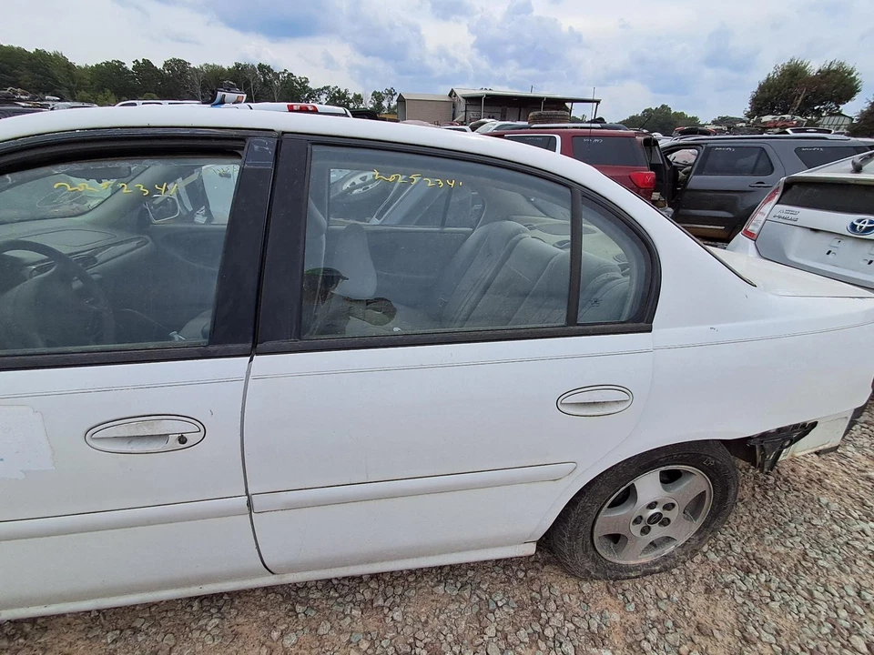 Used Rear Left Door Assembly Rear Side fits: 2003 Chevrolet Malibu VIN N 4th dig Foto 1 de 4