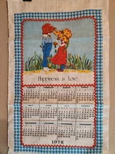 Calendario asciugamano da tè vintage ""Happiness is Love"" ragazzo ragazza / da appendere a parete 1978 - Foto 1 di 3