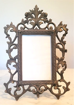 Antiguo marco de caballete de latón estilo rococó francés - Tiene capacidad para fotos de 4 x 6 Foto 1 de 4