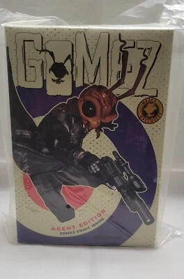 Mezco Toyz One:12 Gomez Agent Edition com quadrinhos novo em folha lacrado Rumble  - Imagem 1 de 3