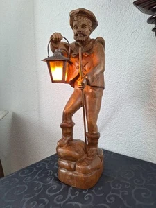 Nachtwächter geschnitzte Holzfigur mit beleuchteter Laterne - Bild 1 von 6