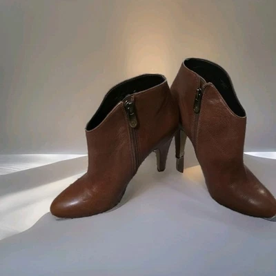 Botinhas Adrianne Vittadini marrom - Salto agulha 9M em excelente estado usado.        GWSB  - Imagem 1 de 4