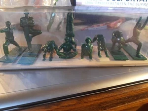 Yoga Joes - Set 9 x Plastik Soldaten Actionfiguren in Zen Posen mit Ständer. S1c - Bild 1 von 5