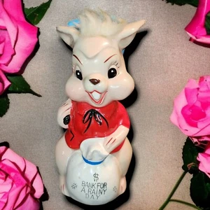 Salvadanaio Vintage Ceramica Coniglietto Coniglio "Banca per un Giorno di Pioggia" Made In Japan - Foto 1 di 5