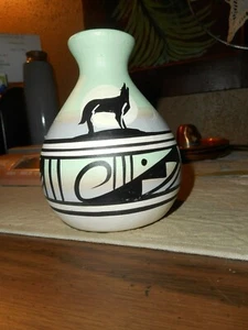 VINTAGE SIGNED NATIVE AMERICAN NAVAJO HAND PAINTED HAND CARVED ETCHED POTTERY - Imagen 1 de 12