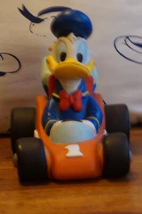 Donald Duck Figur in Rennwagen, Spardose, Bullyland, Plastik, 18cm hoch - Bild 1 von 5