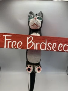 Arte popular tallado y pintado madera gato comedero para pájaros gato sostiene letrero ALPISA GRATIS - Imagen 1 de 4