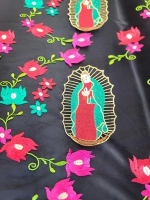 Tecido vendido por jarda bordado multicolorido renda floral Virgem Maria Católica  - Imagem 1 de 4