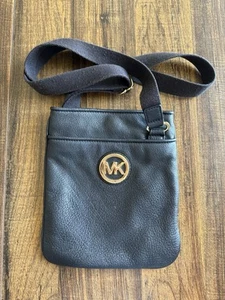 Bolso Bandolera Michael Kors Fulton Cuero Guijarro Negro - Imagen 1 de 12