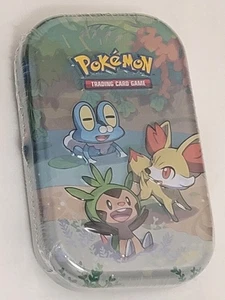 JCC Pokémon Celebraciones Mini Lata - KALOS 2021 SELLADO Froakie Fennekin Chespin - Imagen 1 de 2