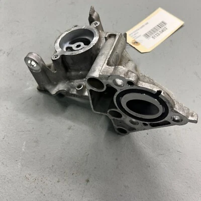 Brida de entrada de bomba de agua de refrigerante del motor OEM 2018-2023 Toyota Camry XSE 2,5 L Foto 1 de 4
