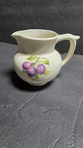 The Pantry Parade Keramik Krug Milchkännchen Kanne Pflaume Obst Elfenbein Goldrand Küche - Bild 1 von 8