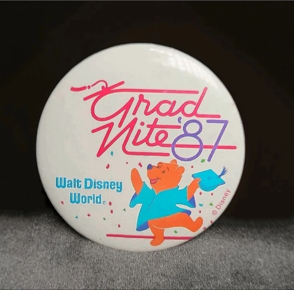 Prendedor de botón Pinback vintage de 3 pulgadas 1987 Disneyland Grad Nite de los años 80 Foto 1 de 2
