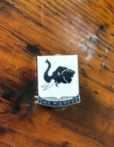 US Military 64th Armor Regiment We Pierce Unit Crest Pin E25 Clutch Back D-22 US - Bild 1 von 2