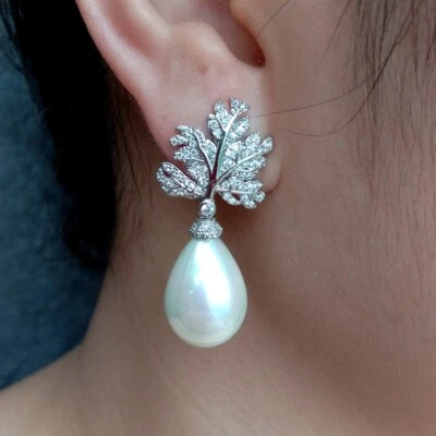 Brincos pendurados em forma de lágrima de pérola com concha do mar branca folheados a ouro Cz Pavê Joias - Imagem 1 de 4