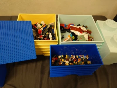 Lego Konvolut Boxen, Figuren, Steine und Legoplatte - Bild 1 von 4
