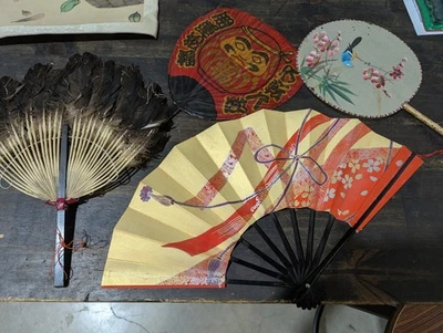 Lote de 4 ventiladores de mano plegables japoneses vintage, bambú, seda, papel Uchiwa  Foto 1 de 4