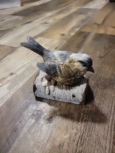 Bemalte Keramik Singvogel Figur auf Baumstamm - Bild 1 von 7