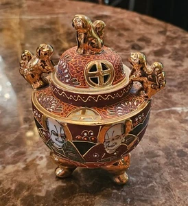 "Japanese Satsuma Urn with Foo Dog Handles" Gilded & Signed - Picture 1 of 6