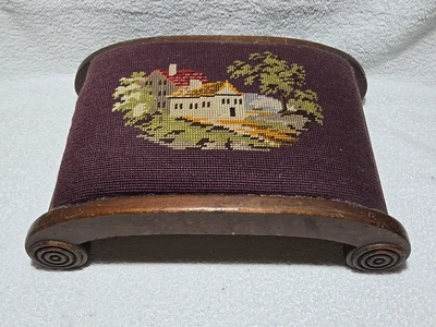 Antiguo reposapiés victoriano de nogal del siglo XIX con punta de aguja  Foto 1 de 4