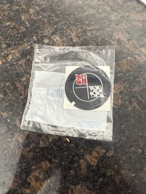 1969-1982 CAMARO CORVETTE Z28 LT1  CROSS FLAG VALVE COVER EMBLEM NOS GM 3946860 - Image 1 of 2