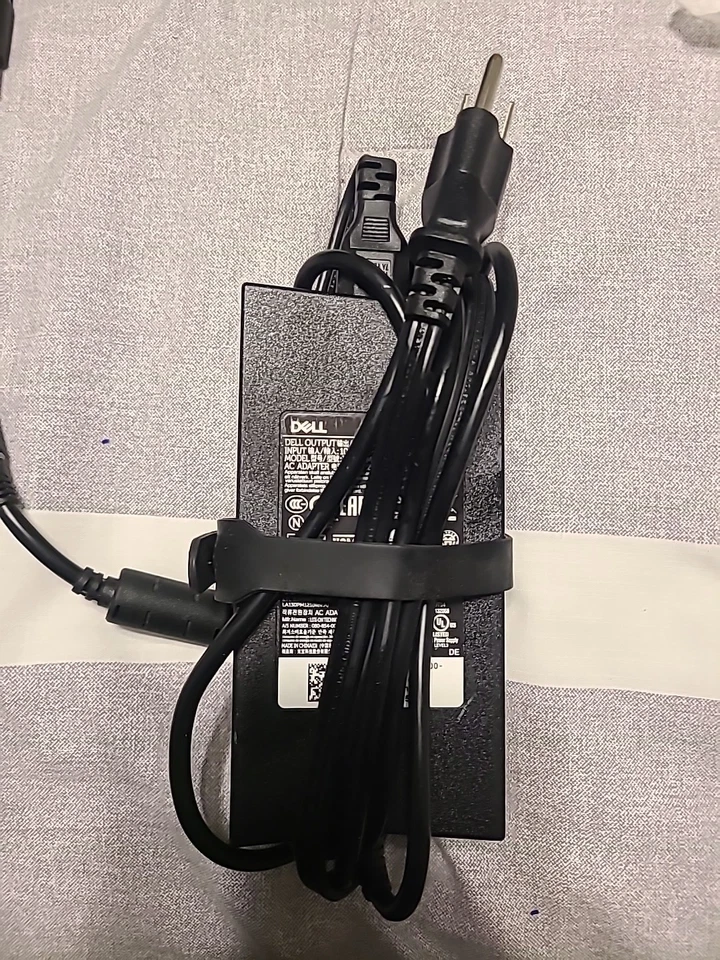 Adaptador de corriente alterna Dell LA130PM121 130W 19,5 V 6,7A negro Foto 1 de 3