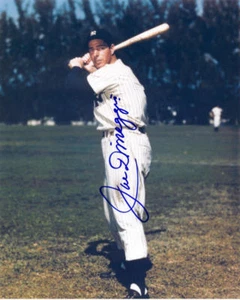 1940S JOE DiMAGGIO AUTOGRAPHED 8X10 PHOTO FAMOUS POSE!! SIGNED REPRINT - Picture 1 of 1