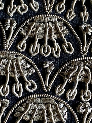 Delicioso bolso sin asas vintage intrincado indio plateado bordado en terciopelo negro Foto 1 de 4