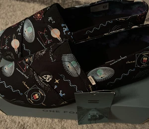 Neu ausverkauft TOMS klassischer Herrenschuh Glow dunkel kosmisches Wunder Wissenschaft 9,5 Einstein - Bild 1 von 5